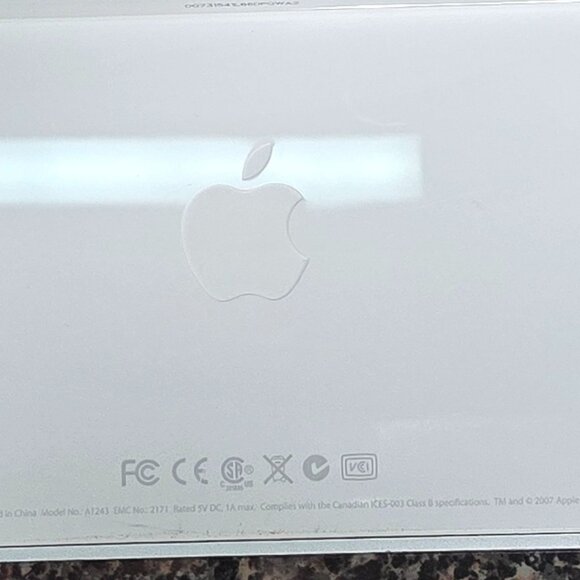 Apple USB A1243 Wired Keyboard with Numeric Keypad with 2 Additional USB Ports - Picture 4 of 6